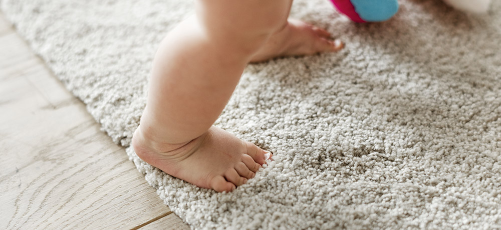 Conoce las ventajas de las alfombras para bebé en cuanto